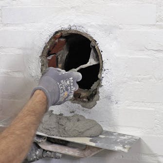 Luk hul efter brændeovn: Kom mørtel på hullets sider Luk hul efter brændeovn: Kom mørtel på hullets sider